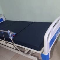 Vista frontal de cama hospitalaria